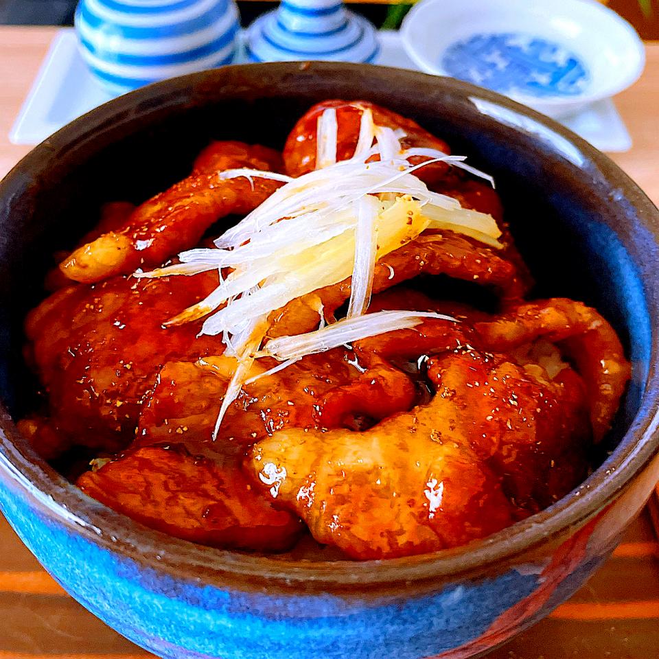山椒の効いた旨辛タレたっぷりの　　🥘帯広風豚丼　（グリンピース無いけど💦）いっただきま〜す。😋😊